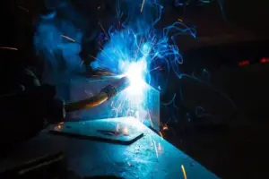 Welding Fumes: Why Must Filters Be Both “Flame-Retardant + Anti-Static”?
